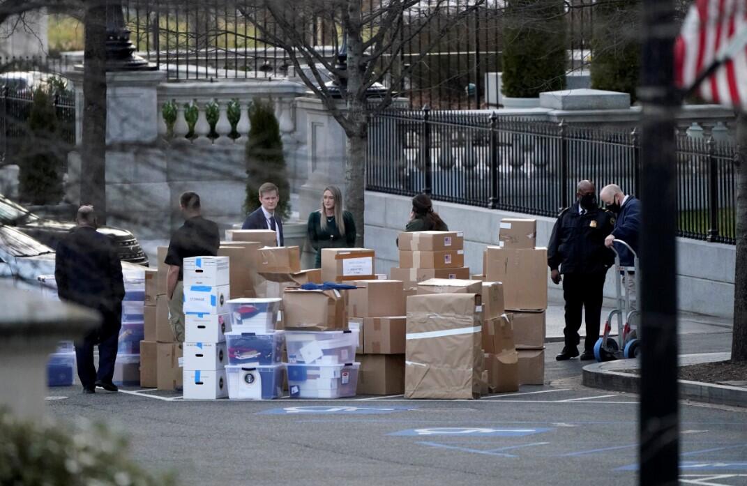 Trump ailesinin Beyaz Saray’daki özel eşyaları, seçilmiş başkan Joe Biden’ın 20 Ocak’taki yemin töreni öncesi hızla kamyonlara yüklenip naklediliyor.