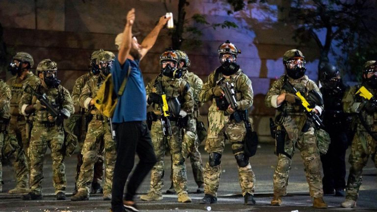 Portland eyaletinde Fedaral Güvenlik Unsurlarının protestoculara gaz bombalı müdahale!
