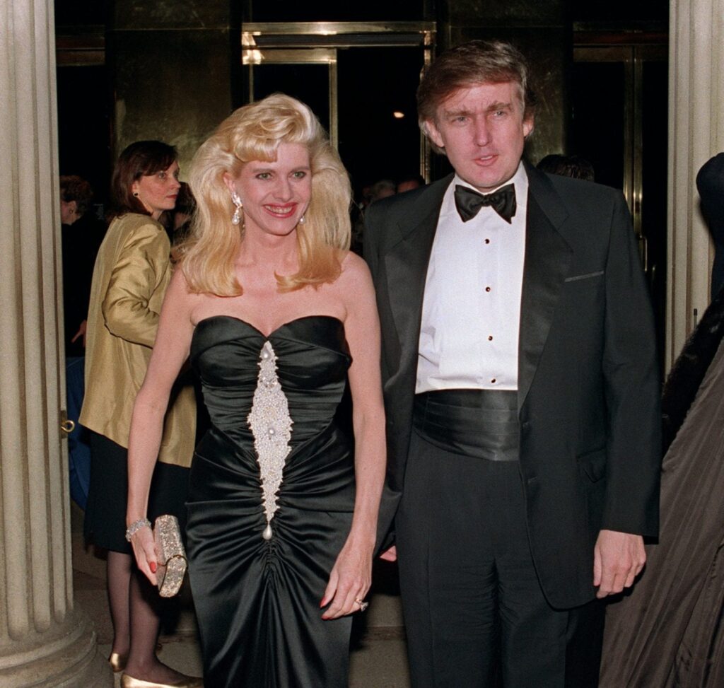 Donald Trump ve Ivana Trump, 1989'da bir etkinlikteyken (AFP)
