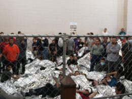 ABD'deki göçmen gözaltı merkezlerindeki koşullar tepki çekiyor (AFP)