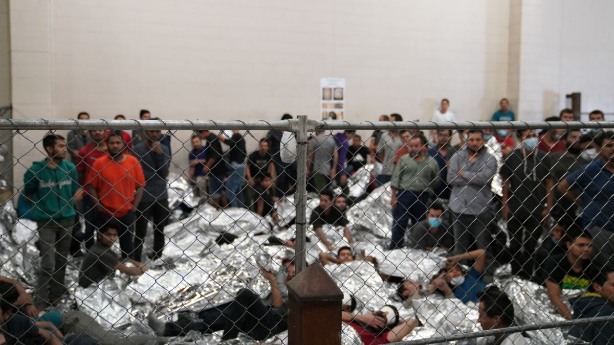 ABD'deki göçmen gözaltı merkezlerindeki koşullar tepki çekiyor (AFP)