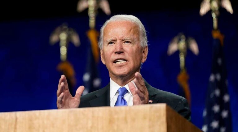 Floyd'un ölümünün ardından neredeyse 1 yıl geçtiğine işaret eden Biden, polislerin siyahlara karşı ırkçılığına yönelik Kongrenin artık bir adım atmasının zamanının geldiğini vurguladı. George Floyd'un ölümü Minnesota eyaletinin Minneapolis kentinde, siyah Amerikalı 46 yaşındaki George Floyd, 25 Mayıs 2020'de dolandırıcılık şüphesiyle gözaltına alındığı sırada, 44 yaşındaki polis memuru Derek Chauvin'in 9 dakika 29 saniye boyunca diziyle boynuna bastırması nedeniyle dakikalarca 'nefes alamıyorum' diye yalvarmıştı. Floyd olay yerine gelen acil sağlık ekiplerince kaldırıldığı hastanede öldüğü belirtilmiş, olayla ilgili görüntüler ülkede siyahlara yönelik polis şiddeti tartışmalarını alevlendirmiş ve şiddetli protestolara neden olmuştu. Floyd’un ölümüne neden olmakla suçlanan Chauvin, olaydan 4 gün sonra gözaltına alınmış, hakkında 2 ve 3. dereceden cinayet ve 2. Dereceden adam öldürme suçlamalarıyla dava açılarak tutuklanmıştı. Chauvin, 29 Mayıs 2020'den beri tutuklu bulunduğu Oak Park Heights'teki hapishaneden 10 Temmuz 2020'de, 1 milyon dolar kefaletle serbest bırakılmıştı. Floyd'un ölümünde kusurlu bulunan diğer 3 polis memuru da daha önce 750 bin dolar tutarındaki kefalet bedelini ödemeleri üzerine tutuksuz yargılanmak üzere salıverilmişti.
