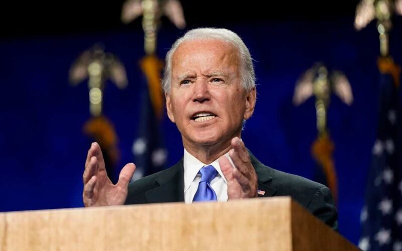 Floyd'un ölümünün ardından neredeyse 1 yıl geçtiğine işaret eden Biden, polislerin siyahlara karşı ırkçılığına yönelik Kongrenin artık bir adım atmasının zamanının geldiğini vurguladı. George Floyd'un ölümü Minnesota eyaletinin Minneapolis kentinde, siyah Amerikalı 46 yaşındaki George Floyd, 25 Mayıs 2020'de dolandırıcılık şüphesiyle gözaltına alındığı sırada, 44 yaşındaki polis memuru Derek Chauvin'in 9 dakika 29 saniye boyunca diziyle boynuna bastırması nedeniyle dakikalarca 'nefes alamıyorum' diye yalvarmıştı. Floyd olay yerine gelen acil sağlık ekiplerince kaldırıldığı hastanede öldüğü belirtilmiş, olayla ilgili görüntüler ülkede siyahlara yönelik polis şiddeti tartışmalarını alevlendirmiş ve şiddetli protestolara neden olmuştu. Floyd’un ölümüne neden olmakla suçlanan Chauvin, olaydan 4 gün sonra gözaltına alınmış, hakkında 2 ve 3. dereceden cinayet ve 2. Dereceden adam öldürme suçlamalarıyla dava açılarak tutuklanmıştı. Chauvin, 29 Mayıs 2020'den beri tutuklu bulunduğu Oak Park Heights'teki hapishaneden 10 Temmuz 2020'de, 1 milyon dolar kefaletle serbest bırakılmıştı. Floyd'un ölümünde kusurlu bulunan diğer 3 polis memuru da daha önce 750 bin dolar tutarındaki kefalet bedelini ödemeleri üzerine tutuksuz yargılanmak üzere salıverilmişti.