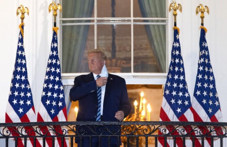 ‘Çık oradan!’: Hala COVID-19 ile mücadele eden Trump hastaneden ayrıldı
