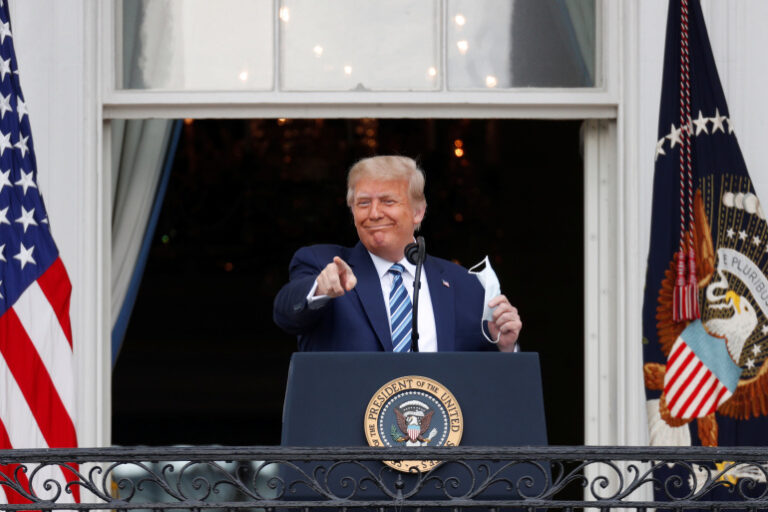 Trump, COVID-19 teşhisinden bu yana ilk halka açık etkinlik gerçekleştirdi