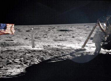Ay'a ilk kez ayak basan Neil Armstrong’un yüzeydeki tek fotoğrafı müzayedeye çıkarıldı