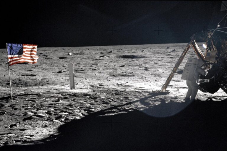Ay'a ilk kez ayak basan Neil Armstrong’un yüzeydeki tek fotoğrafı müzayedeye çıkarıldı