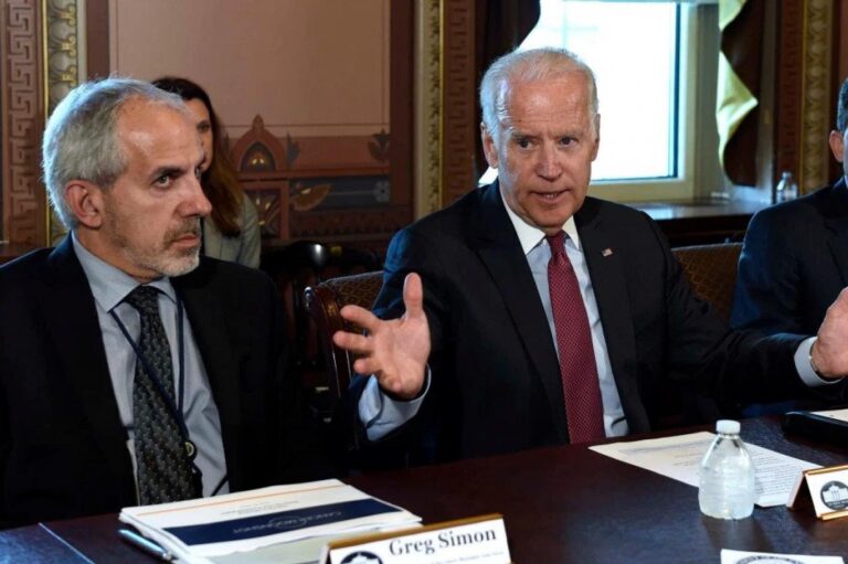 Joe Biden'ın yardım kuruluşu, milyonlarca dolar bağışı kanser araştırmaları yerine maaşlara harcamış