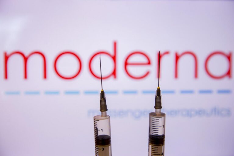 Şirket iki hafta önce ileri aşama klinik deneyden elde edilen ara verilere göre deneysel aşısının COVID-19'u önlemede %94.5 etkili olduğunu açıklamıştı. Moderna, koronavirüs aşısının ABD'de acil durum kullanım iznini elde etmek için başvuran ikinci ilaç şirketi olacak. Daha önce ABD'li Pfizer ve Alman BioNTech şirketleri deneysel koronavirüs aşılarının ABD'deki acil durum kullanım izni için düzenleyici kurumlara başvurmuşlardı. Moderna, ABD'li yetkili düzenleyici kuruma yapacağı başvurunun yanı sıra Avrupa İlaç Ajansı'ndan da koşullu onay almak için müracaatta bulunacağını belirtti. Şirket, 2020 sonuna kadar ABD'de yaklaşık 20 milyon doz aşısının dağıtımına hazır hale gelmeye yaklaştığını da açıkladı. Moderna'nın ABD'de Ulusal Sağlık Enstitüleriyle birlikte üretilen aşısı, şu anda aşı veya plasebo yapılan 30 bin kişi üzerinde deneniyor.