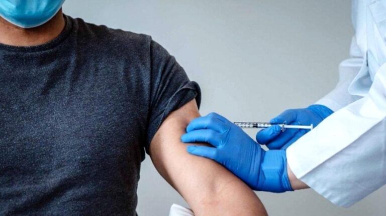 Gönüllüler, Moderna ve Pfizer'ın Kovid-19 aşılarının yan etkilerini anlattı