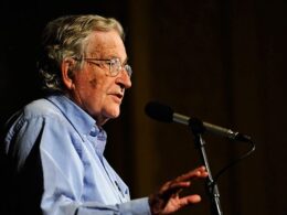 Noam Chomsky ve Lilly Wachowski'den Trump'ın derhal gitmesini talep eden ilana imza