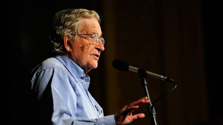 Noam Chomsky ve Lilly Wachowski'den Trump'ın derhal gitmesini talep eden ilana imza