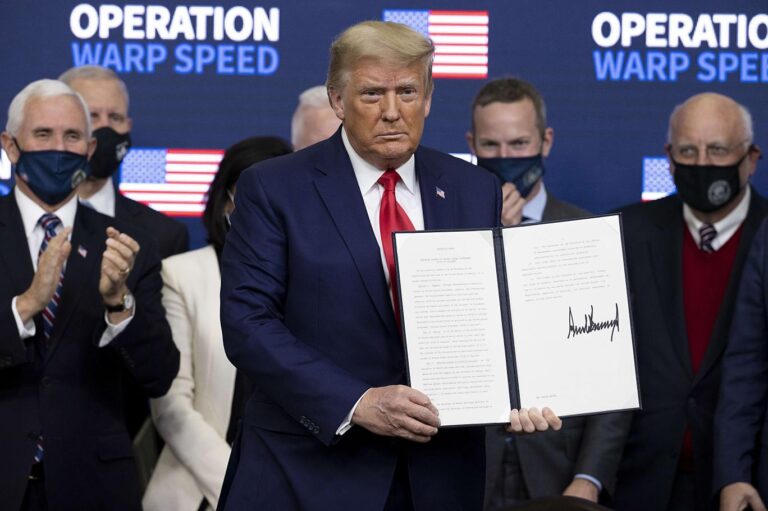 Trump, Kovid-19 aşısında Amerikalılara öncelik verilmesi için kararname imzaladı