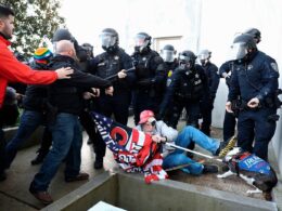 ABD'nin Oregon eyaletinde meclisi basan tecrit karşıtları polise biber gazıyla saldırdı
