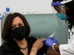 ABD’nin seçilmiş başkan yardımcısı Kamala Harris, Kovid-19 aşısı oldu