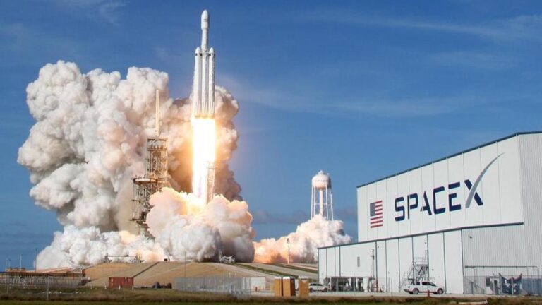 Elon Musk Mars'a gidecek uzay aracının ilk gerçek uçuşunun "çok yakında" yapılacağını söyledi