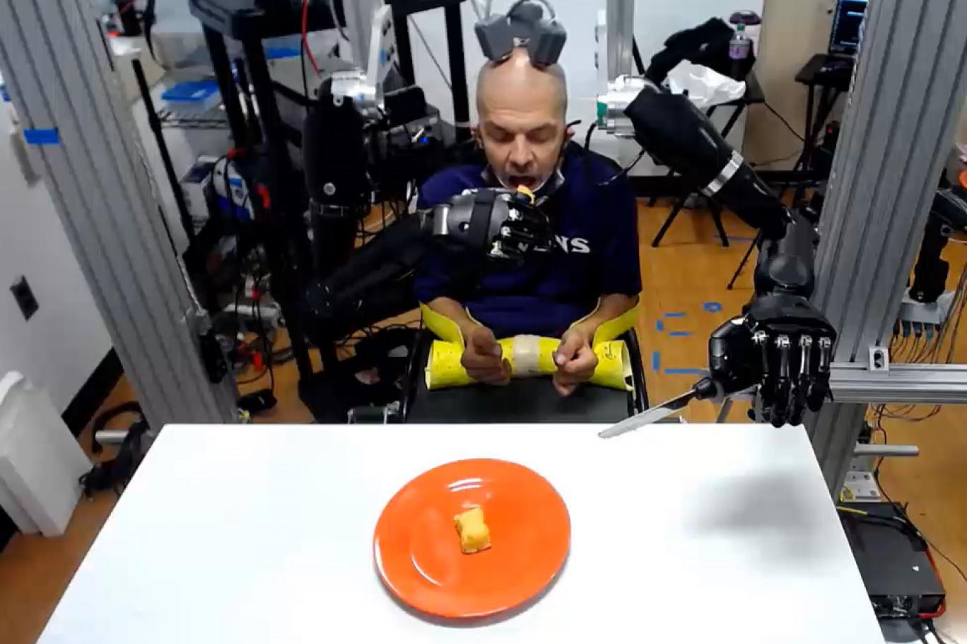 30 yılı aşkın süredir felçli olan adam, artık robotik kollarla yemek yiyebiliyor
