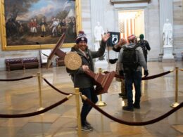 Pelosi'nin kürsüsüyle poz veren Amerikalı kefaletle serbest