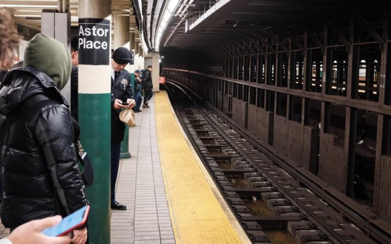 New York'ta dehşet: Çırılçıplak dans edip tanımadığı birini raylara attıktan sonra öldü