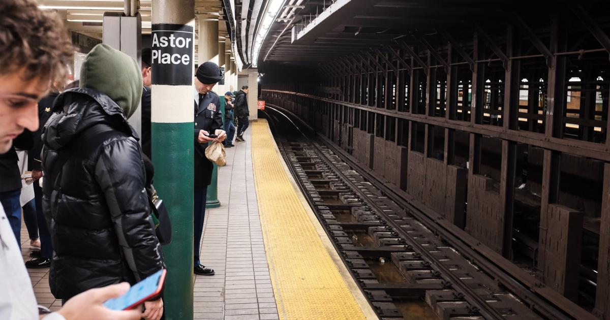 New York'ta dehşet: Çırılçıplak dans edip tanımadığı birini raylara attıktan sonra öldü