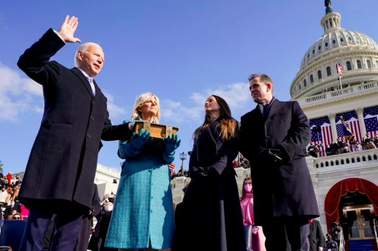 Biden görevdeki ilk gününde bir dizi başkanlık kararnamesine imza atarak, selefi Donald Trump'ın aldığı bazı önlemleri tersine çevirirken, koronavirüs salgını, çevre ve göç gibi birçok meseleye dair meselelerine dair kararlar almıştı. Russia Today'in (RT) haberine göre, Senato ve Temsilciler Meclisi'nde bazı üyeler yeni yönetime çoktan zeytin dalı uzatırken, birçok isimse Biden'ın gündemine itiraz etmeyi sürdürerek ilk konuşmasında verdiği "birlik" mesajına karşı çıktı. Teksas Senatörü John Cornyn, Biden'ın Keystone XL petrol boru hattı projesini iptal etme planına tepki göstererek, böyle bir adımın sektörü daha da kötü bir duruma sokacağını söyledi. Temsilciler Meclisi'nin Teksaslı üyesi Dan Crenshaw'un sözcüsü de "Biden'ın ilk günkü eylemleri ve imzalamayı planladığı kararnamelerin listesi, kesinlikle Temsilci Crenshaw'un görmek isteyeceği türden bir tevazu ve birlik duygusuna işaret etmiyor" dedi. Cumhuriyetçi seçmenlerin büyük bir kısmı Biden'ın seçim galibiyetini yasadışı görüyor ve parti üyelerinin neredeyse yarısı da Trump'ın yarışı "meşru bir şekilde kazandığını" ve Biden'ın "hileli" bir zaferle başkanlık koltuğuna oturduğunu savunuyor.