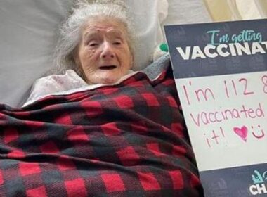 ABD’de koronavirüs aşısı yaptıran en yaşlı kişi 112 yaşında