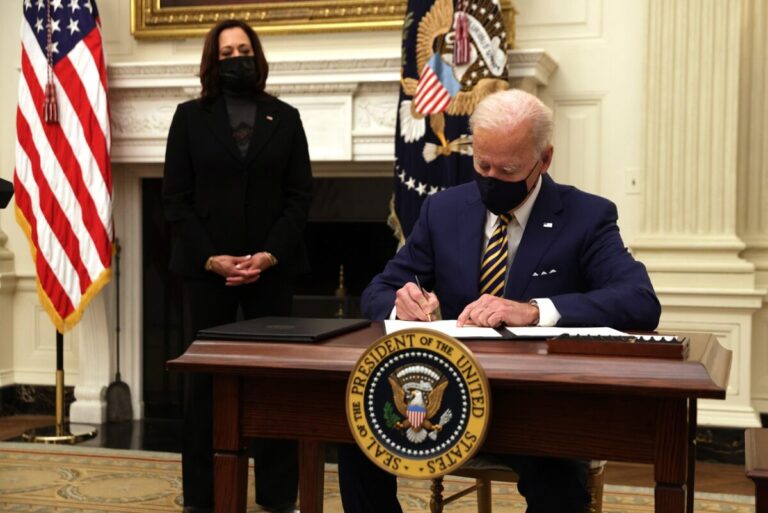 ABD Başkanı Biden, Myanmar’da sivil yönetime darbe yapan askerlere karşı yaptırım kararı aldıklarını açıkladı