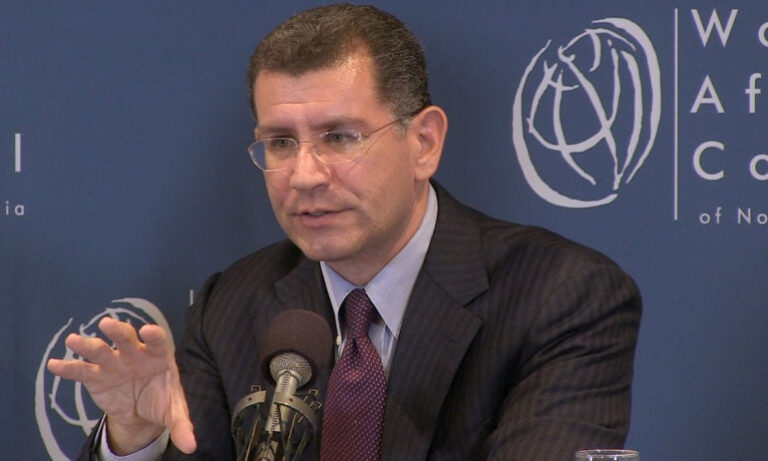 Eski CIA ajanı, İran’a daha fazla baskı isteyen sinsi planı yazdı