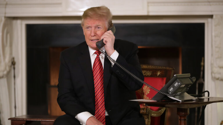 Kendisi gibi Twitter’dan kovulan Nijerya liderini sosyal medya devini yasakladığı için kutlayan Trump: Bu yoldan gidin