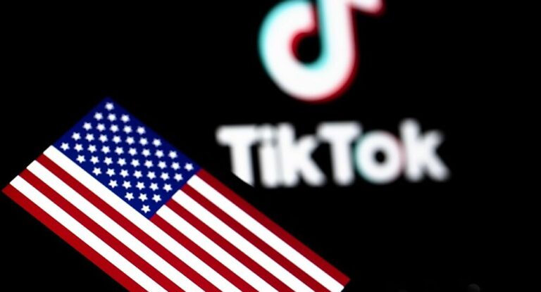 TikTok, kullanıcılarının izni olmadan kişisel verileri topladığı iddialarıyla açılan toplu davaların çözümü için 92 milyon dolar ödemeyi kabul etti. TikTok, Musical.ly, Toutiao, BuzzVideo, Vigo Video uygulamaların sahibi ByteDance, TikTok’un kullanıcılarının izni olmadan kişisel verileri topladığı iddialarına karşılık gizlilik ihlalleri nedeniyle açılan 21 dava için ABD’ye 92 milyon dolar ödemeyi kabul etti. TikTok mail üzerinden yaptığı açıklamada, "İddialara katılmasak da TikTok olarak kullanıcıları için güvenli ve keyifli bir deneyim yaratmaya odaklamak istiyoruz" dedi. TikTok’un ABD’de yaklaşık 100 milyon kullanıcısı bulunuyor. Uygulama özellikle genç Amerikalılar arasında popüler. WeChat’in ise günde ortalama 19 milyon aktif kullanıcısı var.