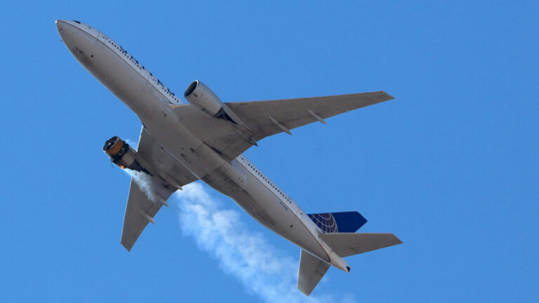 ABD Denver'da arıza yapan Boeing 777 tipi uçağın pilotu ile kule arasındaki diyalog ortaya çıktı