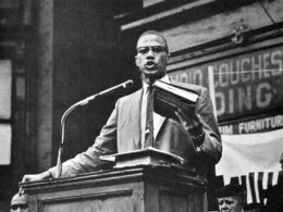 ABD’de sivil haklar alanında ve ırkçılığa karşı verdiği mücadele ile hatırlanan siyahi Müslüman aktivist Malcolm X'in avukatları, 56 yıl önce gerçekleşen suikastın azmettiricilerine yönelik yeni deliler olduğunu öne sürdü. Malcolm X'in avukatları yaptıkları açıklamada, 21 Şubat 1965'te Harlem bölgesindeki Audubon Ballroom Konferans Salonu'nda yaptığı bir konuşma esnasında uğradığı suikast sonucu hayatını kaybeden siyahi lidere New York Polis Teşkilatı (NYPD) veya Federal Soruşturma Bürosu (FBI) tarafından komplo kurulmuş olabileceğine dair delillere ulaştıklarını iddia etti. Açıklamada, 1960'larda sivil polis olarak muhbirlik yapan siyahi Ray Wood'un ailesi ve avukatlarının, Wood'un ölüm döşeğindeyken, "NYPD ve FBI'nın Malcolm X'i öldürmek için komplo kurduğunu" itiraf eden bir mektup yazdığı belirtildi. Basın açıklamasında konuşan Avukat Ray Hamlin, "Yapmaya çalıştığımız şey, onarıcı adalet hakkında konuşmak, Malcolm X'in mirası adına avukatlar olarak, adaletin peşine düşmek." ifadesini kullandı. Malcolm'ın güvenlik ekibinin suikast tarihinden günler önce tutuklanmasını sağlama görevinin Ray Wood'a verildiği bilgisinin mektupta yer aldığı, Wood'un bu mektubu ölümünden sonra açıklaması için kuzeni Reggie'nin eline tutuşturduğu kaydedildi. NYPD dün konu ile ilgili yaptığı açıklamada şu ifadelere yer verilmişti: "Birkaç ay önce, Manhattan Bölge Savcısı, iki mahkumiyetle sonuçlanan Malcolm X cinayetiyle ilgili soruşturma başlattı. NYPD, bu davayla ilgili tüm mevcut kayıtları Bölge Savcısına sağladı. Departmanımız bu incelemeyle ilgili her şekilde yardımcı olmaya kararlıdır." Malcolm X’i kimin öldürttüğü konusu, cinayetin üzerinden 56 yıl geçmesine rağmen tam olarak açıklığa kavuşmadı. Suikasttan sonra tutuklanan 3 kişi, ömür boyu hapse mahkum edilmişti.