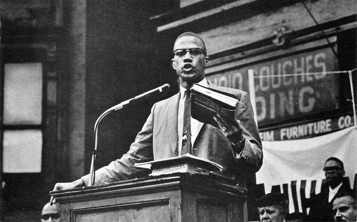 ABD’de sivil haklar alanında ve ırkçılığa karşı verdiği mücadele ile hatırlanan siyahi Müslüman aktivist Malcolm X'in avukatları, 56 yıl önce gerçekleşen suikastın azmettiricilerine yönelik yeni deliler olduğunu öne sürdü. Malcolm X'in avukatları yaptıkları açıklamada, 21 Şubat 1965'te Harlem bölgesindeki Audubon Ballroom Konferans Salonu'nda yaptığı bir konuşma esnasında uğradığı suikast sonucu hayatını kaybeden siyahi lidere New York Polis Teşkilatı (NYPD) veya Federal Soruşturma Bürosu (FBI) tarafından komplo kurulmuş olabileceğine dair delillere ulaştıklarını iddia etti. Açıklamada, 1960'larda sivil polis olarak muhbirlik yapan siyahi Ray Wood'un ailesi ve avukatlarının, Wood'un ölüm döşeğindeyken, 