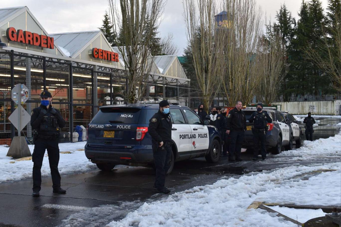 ABD'de onlarca kişi süpermarketin attığı yiyecekleri almak için akın edince polis müdahale etti