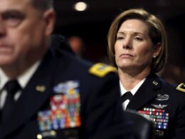 Trump'tan çekinen Pentagon, kadın generallerin terfilerini ertelemiş