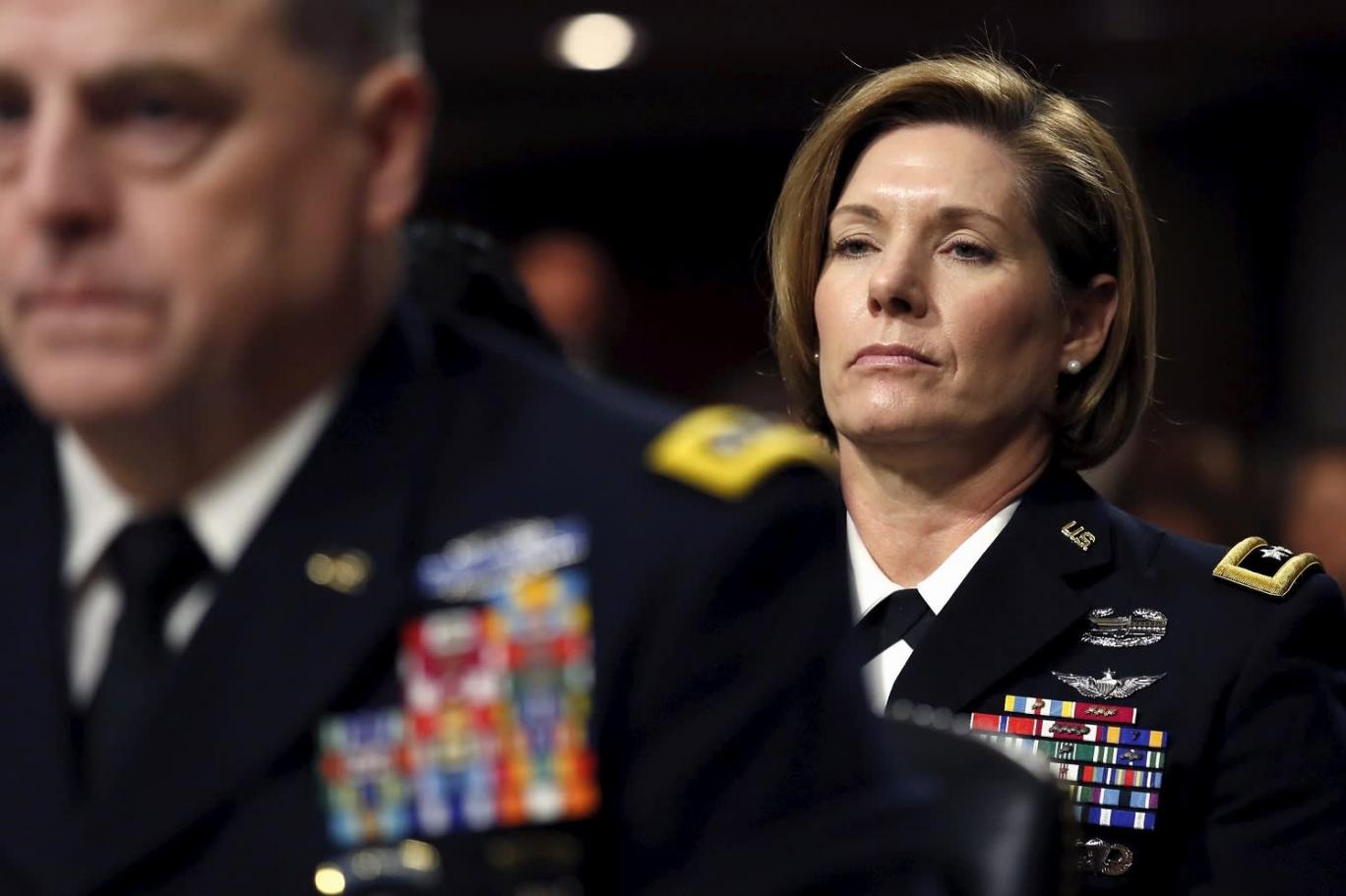 Trump'tan çekinen Pentagon, kadın generallerin terfilerini ertelemiş