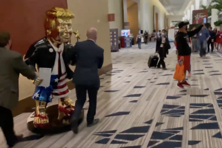 Trump'ın altın heykeli CPAC konferansında boy gösterdi