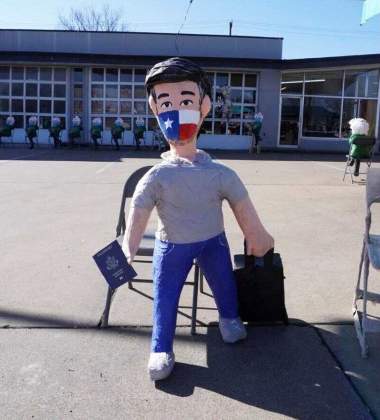 Teksas'taki krizden kaçan senatör Ted Cruz'un Pinata'sı yapıldı