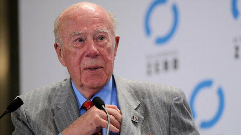 Eski ABD Başkanı Ronald Reagan döneminde 6 yıldan fazla Dışişleri Bakanı olarak görev yapan George P. Shultz yaşamını yitirdi. George P. Shultz'un 30 yıl çalıştığı Stanford Üniversitesi'ne bağlı Hoover Enstitüsü'nden yapılan açıklamada, eski Dışişleri Bakanı'nın 100 yaşında Kaliforniya’daki evinde hayatını kaybettiği belirtildi. Reagan yönetiminde Sovyetler Birliği ile yürütülen Soğuk Savaş diplomasisinin ana belirleyicilerinden kabul edilen Shultz, Richard Nixon'ın başkanlığı sırasında da Hazine ve Çalışma Bakanı olarak görev almıştı.