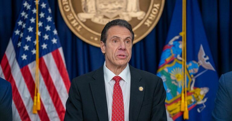 New York Valisi Cuomo'nun siyasi kariyeri bitiyor mu?