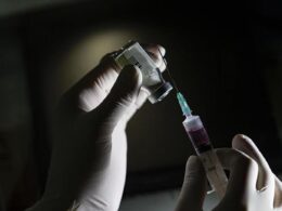 ABD'de "boş şırınga" skandalı: Kovid-19 aşısı olduklarını sanıp evlerine gittiler