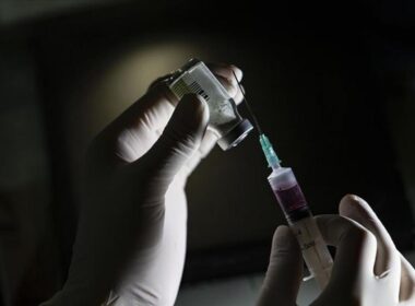 ABD'de "boş şırınga" skandalı: Kovid-19 aşısı olduklarını sanıp evlerine gittiler