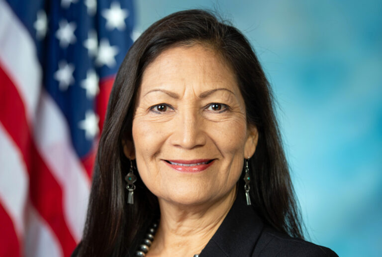 Senato’dan onay alan Deb Haaland, ABD tarihinde kabineye giren ilk ‘Amerikan yerlisi’ oldu