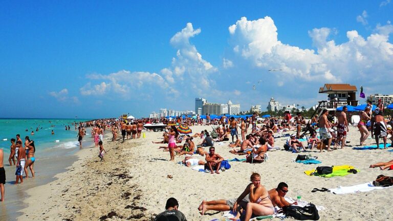 ABD Miami’de koronavirüse rağmen ara tatil yoğunluğu: Plajlar doldu, yaklaşık 100 gözaltı var