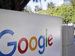 Rekabet Kurulu'ndan Google'a ceza Rekabet Kurulu, genel arama hizmetleri pazarındaki hâkim durumunu kötüye kullanarak kendi yerel arama ve konaklama fiyatı karşılaştırma hizmetlerini rakiplerini dışlayacak şekilde öne çıkardığı iddiasına yönelik olarak yürütülen soruşturma kapsamında, Google'a 296,1 milyon TL idari para cezası kesti Rekabet Kurulu, Google'a 296,1 milyon TL idari para cezası kesti. Kurum tarafından yapılan açıklama şöyle: Google Reklamcılık ve Pazarlama Ltd. Şti., Google International LLC, Google LLC, Google Ireland Limited ve Alphabet Inc.’ten oluşan ekonomik bütünlüğün (Google) genel arama hizmetleri pazarındaki hâkim durumunu kötüye kullanarak kendi yerel arama ve konaklama fiyatı karşılaştırma hizmetlerini rakiplerini dışlayacak şekilde öne çıkardığı iddiasına yönelik olarak yürütülen soruşturma tamamlandı. 08.04.2021 tarihinde Rekabet Kurulunca dosyanın müzakeresi sonucunda Google’ın 4054 sayılı Rekabetin Korunması Hakkında Kanun’un 6. maddesini ihlal ettiğine, dolayısıyla adı geçen ekonomik bütünlüğe idari para cezası verilmesine karar verildi.