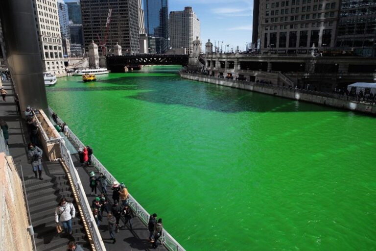 ABD'de Chicago Nehri'nin rengi yonca yeşiline çevrildi