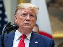 Trump muhasebecisinin yas töreninde çıplak fotoğraflar gösterip kadınlara sarkmış