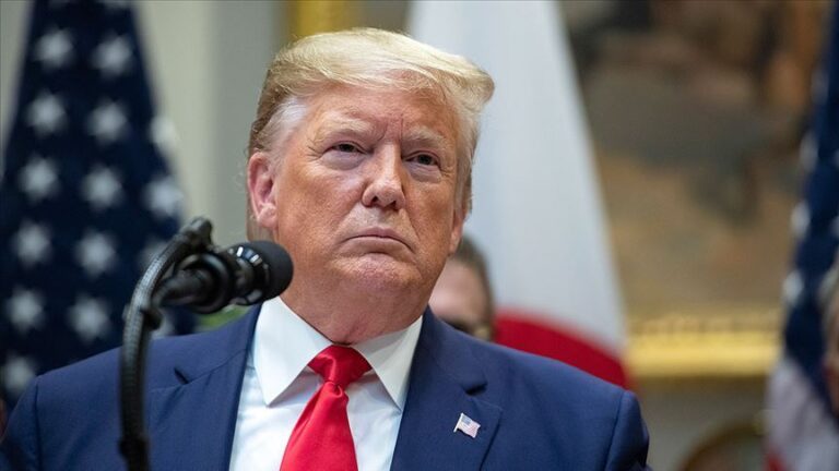 Trump muhasebecisinin yas töreninde çıplak fotoğraflar gösterip kadınlara sarkmış