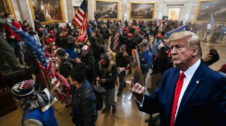 Polisler James Blassingame ve Sidney Hemby, binlerce Trump destekçisinin Kongre'ye düzenlediği baskında fiziksel ve duygusal zarar gördüklerini söyleyerek mahkemeye başvurdu ve eski başkanın kalabalığı kışkırtarak yönettiğini savundu. Hemby, olaylar sırasında kapıya sıkıştığını, kimyasal sprey boyaya maruz kaldığını ve yüzünün kanadığını anlattı. Blassingame'in de kalabalığın kendisini duvara itmesiyle başından ve sırtından yaralandığı, ırkçı hakaretlere maruz kaldığı ve yaşadığı korku nedeniyle olay sonrasında depresyona girdiği belirtildi. Polisler, gördükleri zarar nedeniyle en az 75'er bin dolar (yaklaşık 625 bin TL) tazminat talep ediyor. İki polis, 6 Ocak'taki baskın nedeniyle davacı olan ilk polis memurları oldu. Kongre baskını nedeniyle daha önce de iki Demokrat parlamenter Trump aleyhine dava açmıştı. Başkan Joe Biden'ın seçim zaferinin Senato'da onaylanacağı gün seçimlerde hile yapıldığını savunan Trump'ın destekçileri Kongre binasına akın etmiş, olaylarda biri polis 5 kişi yaşamını yitirmişti. Adalet Bakanlığı, olaylarda çok sayıda polisin de yaralandığını açıklamıştı. Daha önce baskınla ilgili suçlamaları reddeden Trump, geçen hafta da Kongre binasındaki kalabalığın barışçıl amaçlarla gösteri düzenlediğini ve hiçbir tehdit yaratmadığını savunmuştu.