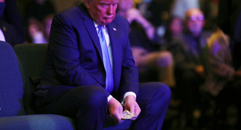 Trump, Forbes milyarderler listesinde yaklaşık 300 sıra geriye düştü